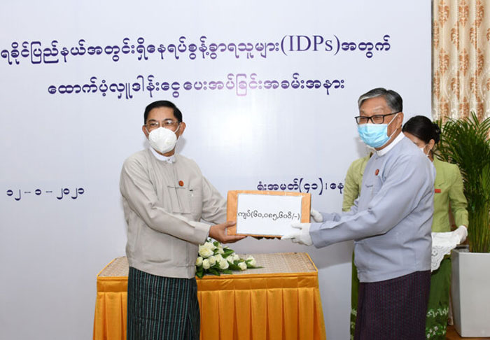 Ministry of the Office of the State Counsellor Donates Cash assistance to IDPs in Rakhine State