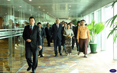 President U Htin Kyaw and First Lady return from Japan